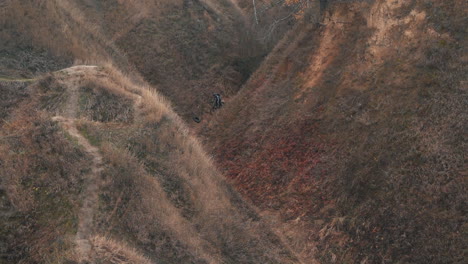 一名运动员骑着山地自行车在山谷中间的路上