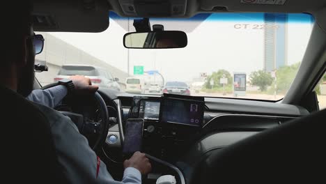 conductor navegando por las carreteras de dubai en un taxi