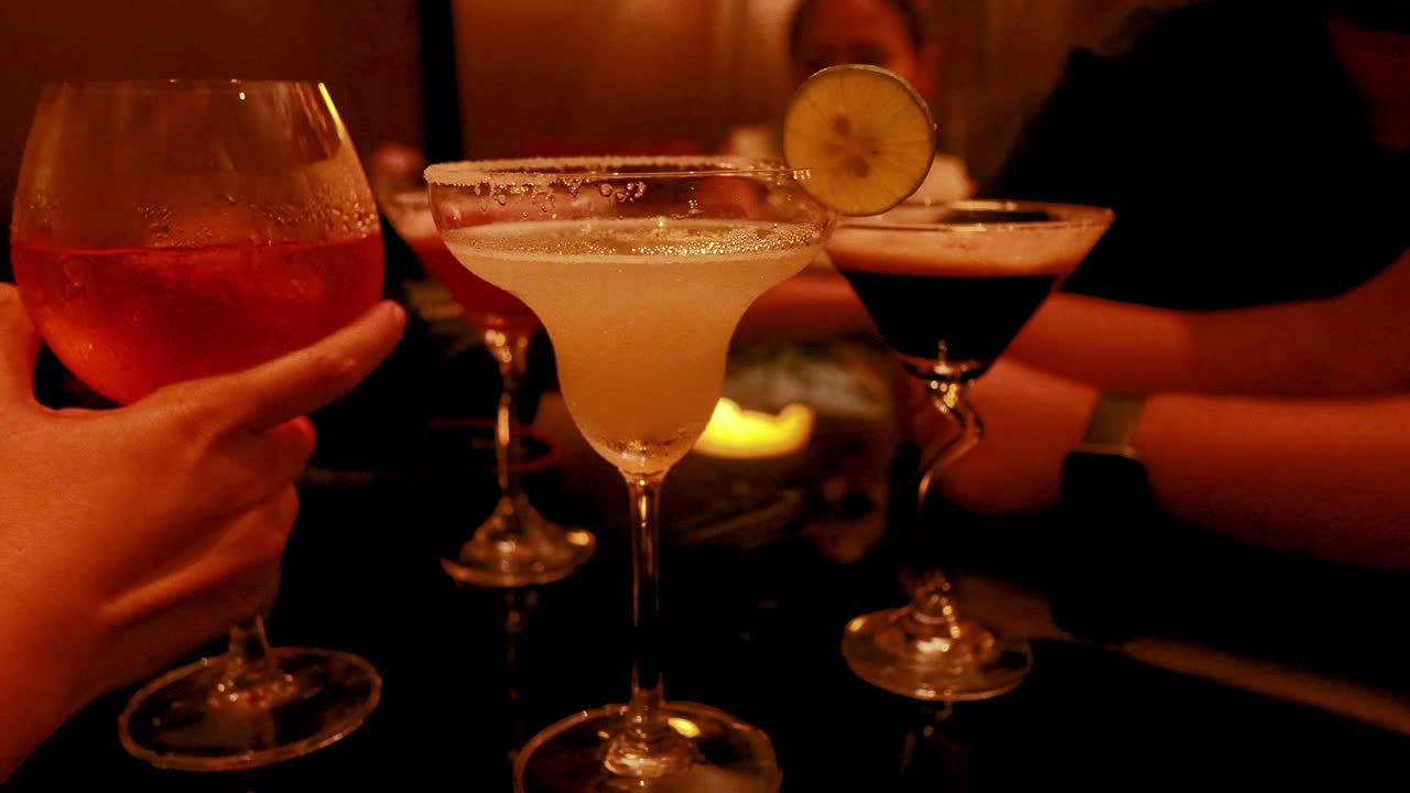 amici che bevono e parlano insieme