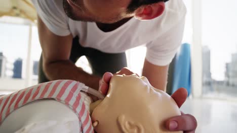 männlicher sanitäter während der ausbildung zur kardiopulmonalen reanimation