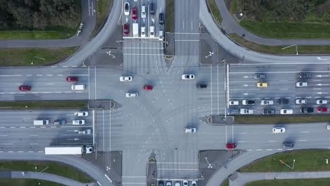 Elevándose-Por-Encima-Del-Cruce-De-Tráfico-De-La-Hora-Punta-En-La-Capital-De-Islandia