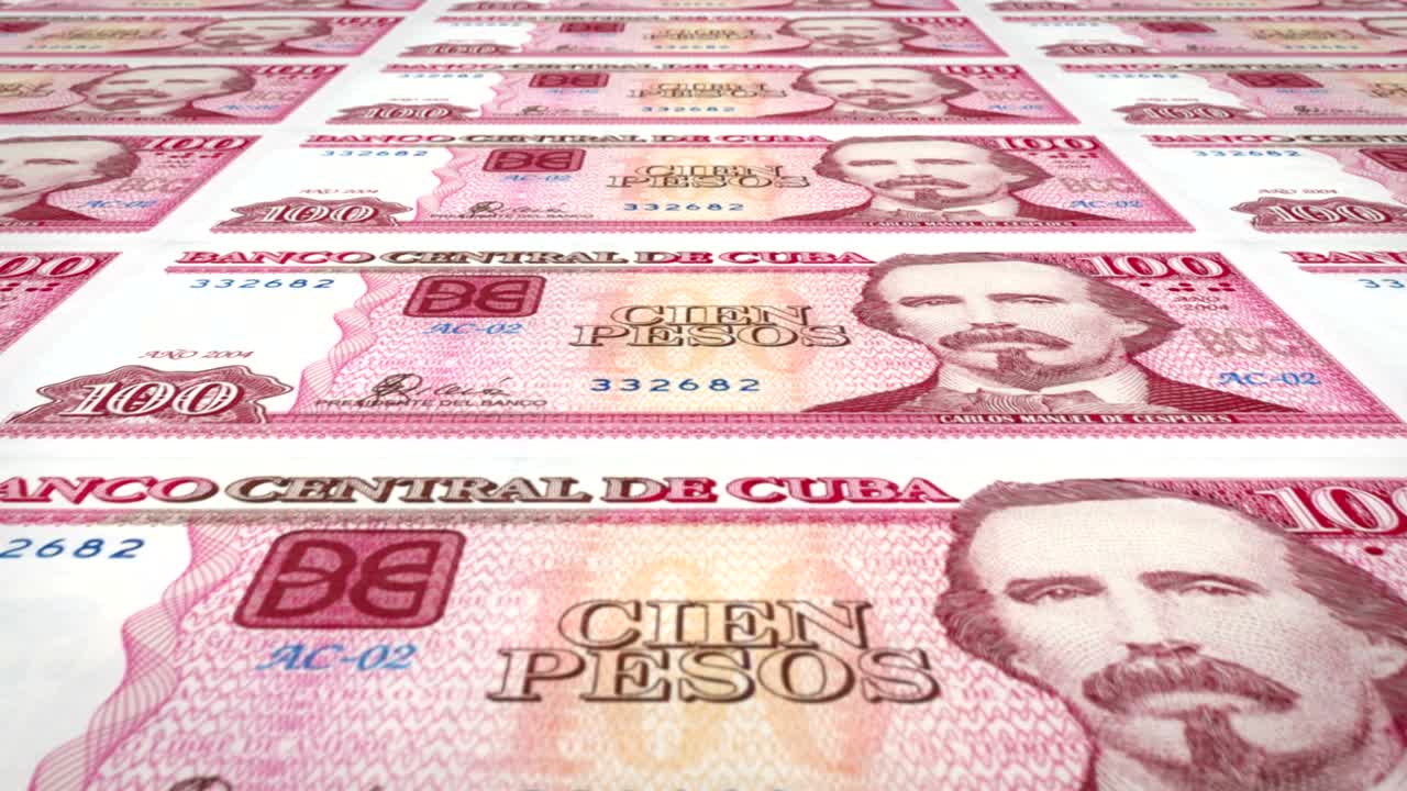 Küba Merkez Bankası'na ait yüz Küba pezosu banknotları, nakit para, döngü