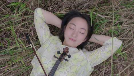 바이올린을 연주하는 아시아 십대 여성