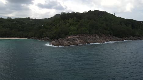 Paisajes-En-Seychelles-Filmados-Con-Un-Dron-Desde-Arriba-Que-Muestran-El-Océano,-Rocas,-Palmeras-En-La-Isla-Principal-Mahe