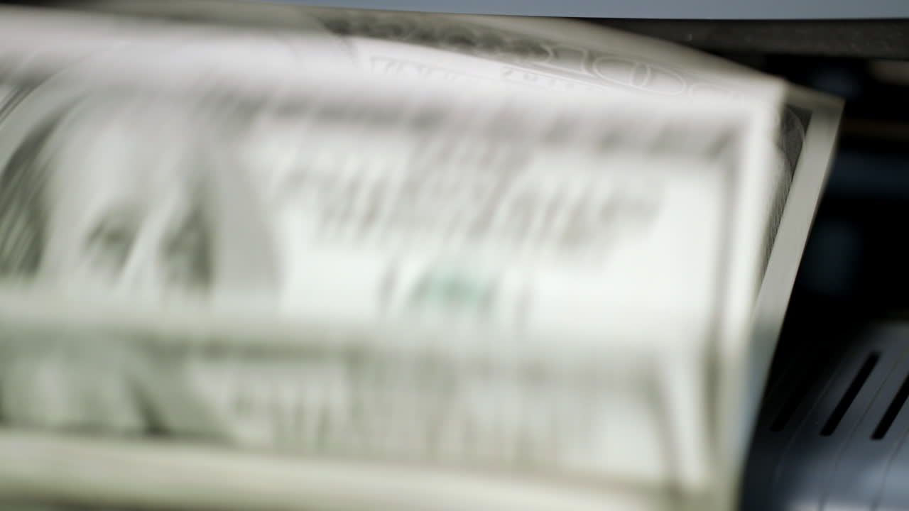 Macchina contamonete che conta banconote da cento dollari