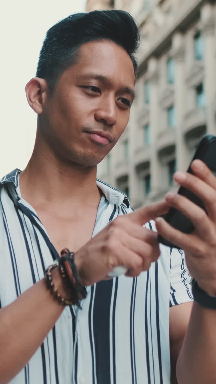 도시 환경에서 스마트폰을 사용하는 사람