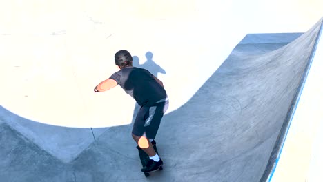 Alto-ángulo-Del-Hombre-Skateboarding-Piscina-De-Molienda-Afrontamiento