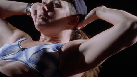 una mujer ejercita sus abdominales haciendo abdominales