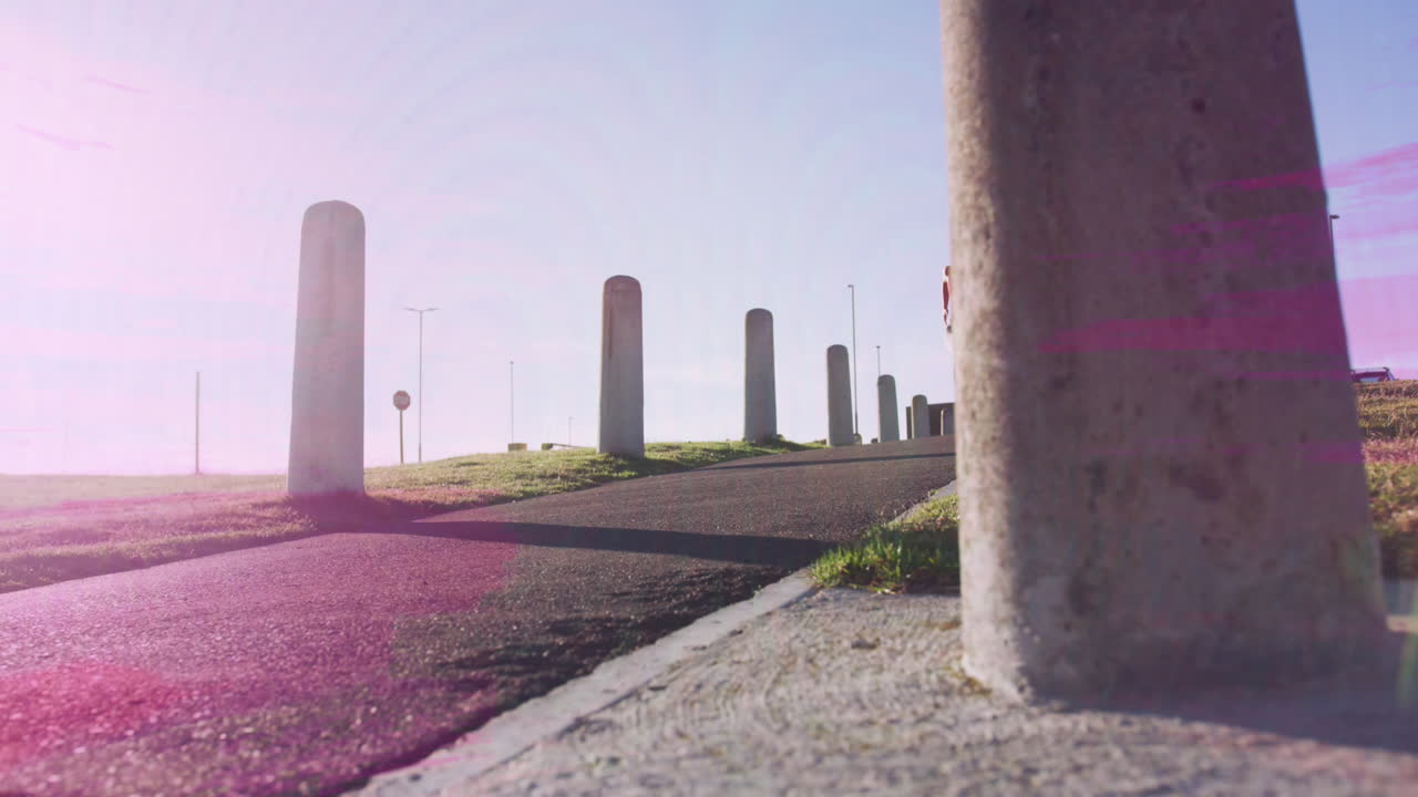 розовые цифровые волны против афроамериканской женщины, бегущей по улице.