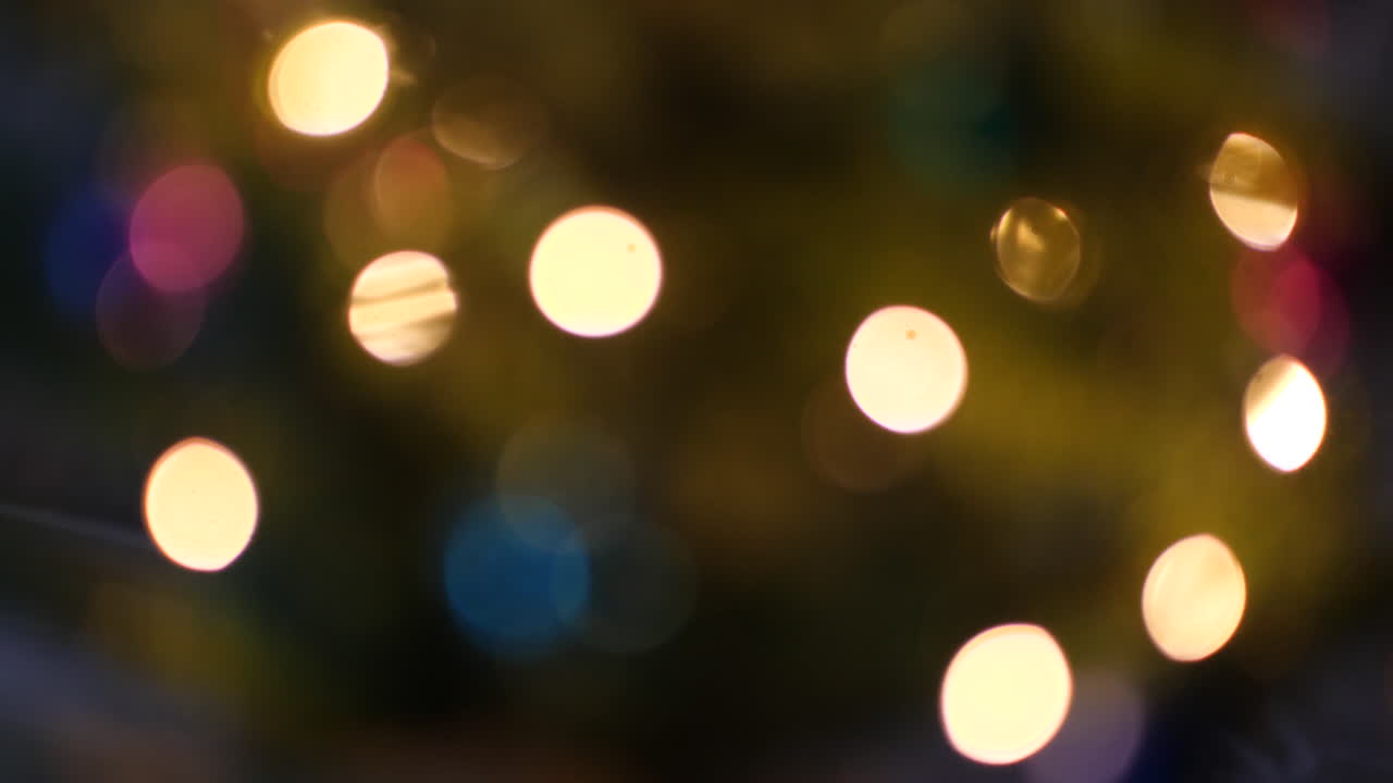 árbol de navidad con bolas de colores y bokeh