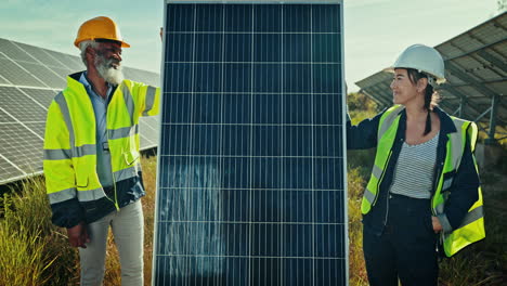 ingeniería, mujer y hombre con paneles solares