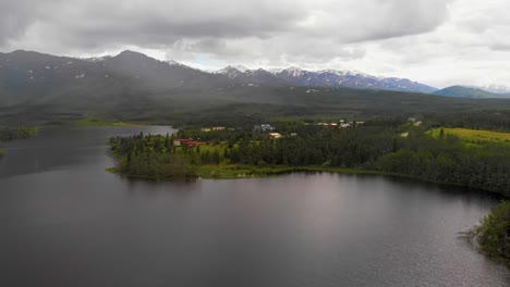 4K-Drohnenvideo-Von-Bergen-Rund-Um-Den-Otto-See-In-Der-Nähe-Von-Healy,-Alaska-An-Einem-Sonnigen-Sommertag