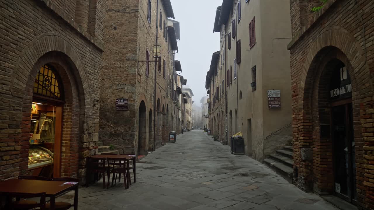 Città delle Torri con la vecchia e accogliente strada a San Gimignano, Toscana, Italia.
