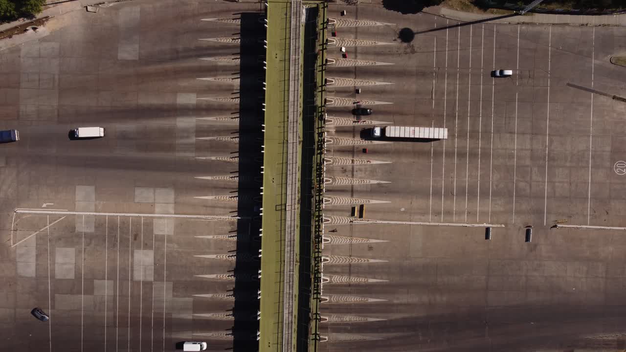 고속도로를 이용하기 위해 일정 금액을 지불하는 톨게이트에 도착한 트럭과 자동차의 아리엘