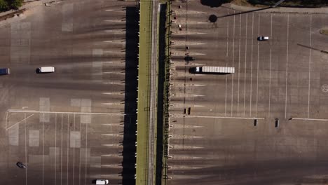 ariel de vista de camiones y autos que llegan a una cabina de peaje donde pagan una cierta suma de dinero por usar la autopista