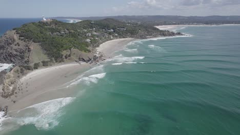 Vista-Aérea-De-La-Playa-De-Clarkes-Con-Un-Pintoresco-Paisaje-Marino-Turquesa-En-Nueva-Gales-Del-Sur,-Australia---Disparo-De-Un-Dron