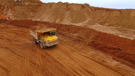 Sand-LKW-Bewegt-Sich-In-Der-Sandmine.-Bergbauindustrie.-Sandsteinbruch