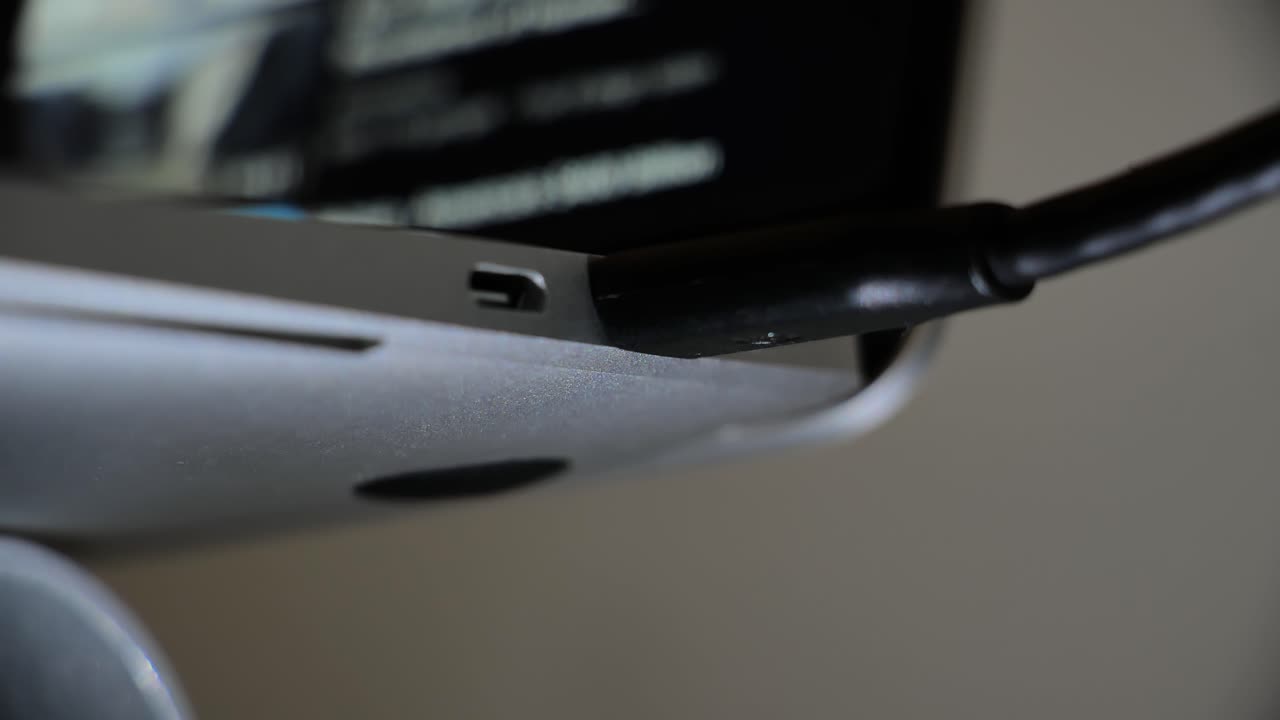 usb-c 케이블이 컴퓨터에 들어가는 것