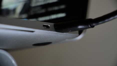 cable usb-c que entra en una computadora