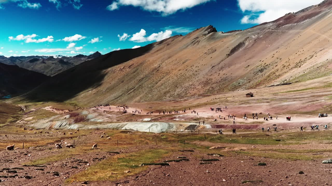 Turisti scalano la montagna dei sette colori a Cusco, Perù, in grandangolo. Tour della montagna arcobaleno