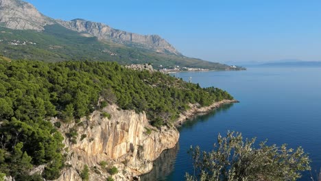 Destino-Turístico-Europeo-Desconocido,-Paraíso-Con-Mar-Azul-Y-Montañas.