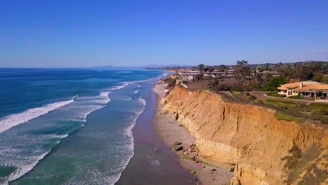 imágenes aéreas en cámara lenta alrededor de los acantilados y playas de del mar, california