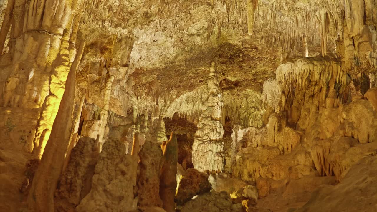 estalactitas y estalacmitas de una cueva en mallorca