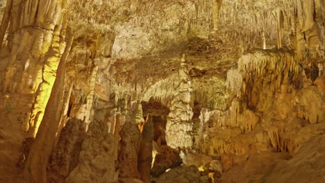 Estalactitas-Y-Estalacmitas-De-Una-Cueva-En-Mallorca