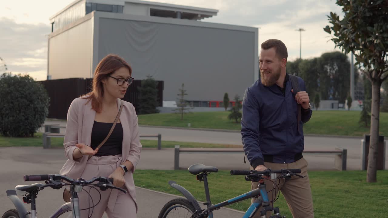 пара гуляет на велосипеде в городском парке