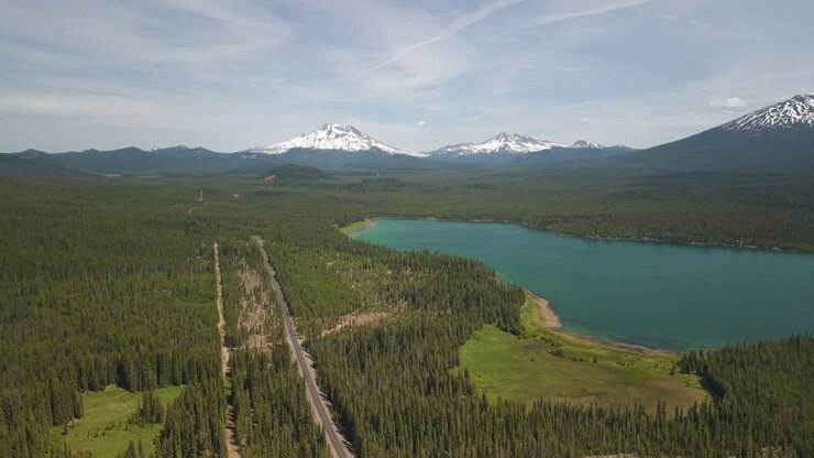 Lago di Lava nell'Oregon centrale, sulla Cascade Lakes Highway. Monte Bachelor, Broken Top e Montagne Sisters in lontananza. Ripresa panoramica con drone.