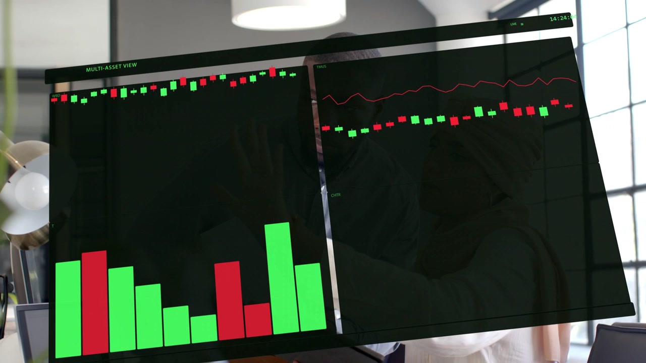 Team finanziario che osserva un grafico rotante all'aggiornamento, rivelando una donna mentre le barre verdi aumentano per la revisione