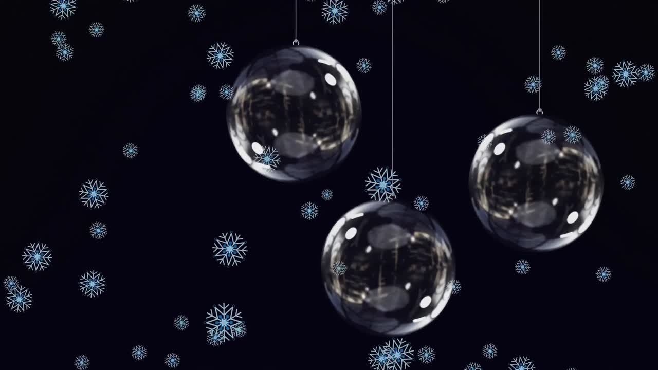 animación de nieve cayendo sobre las bolas de navidad de vidrio sobre fondo negro