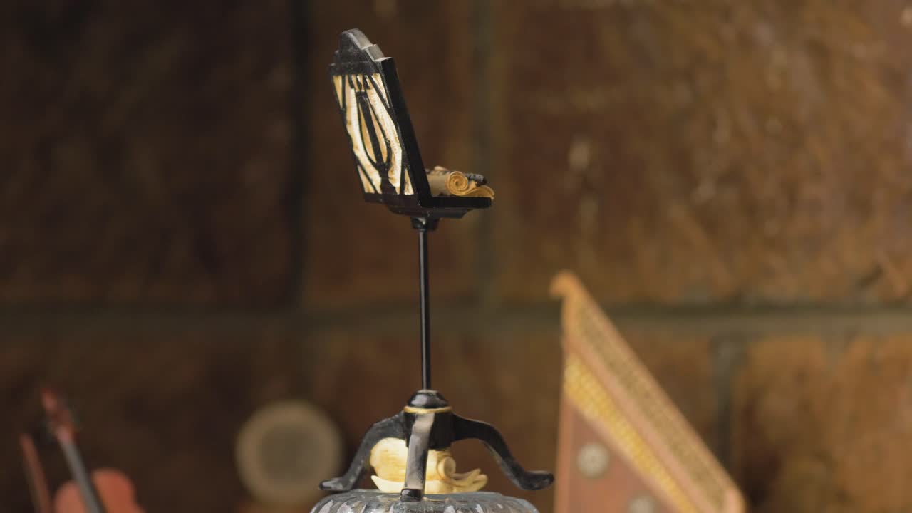 fotografía de cerca de un poste de papel a escala miniatura girando en su lugar como decoración