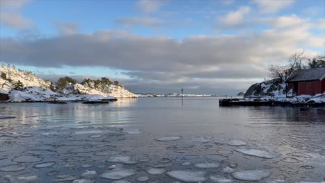 Ruhige-Winterküste-In-Norwegen,-Aufgenommen-In-Sanfter-Zeitlupe-Und-4K-Klarheit