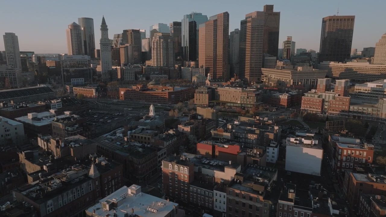 Luftaufnahme des Boston Seaport District bei Sonnenaufgang.