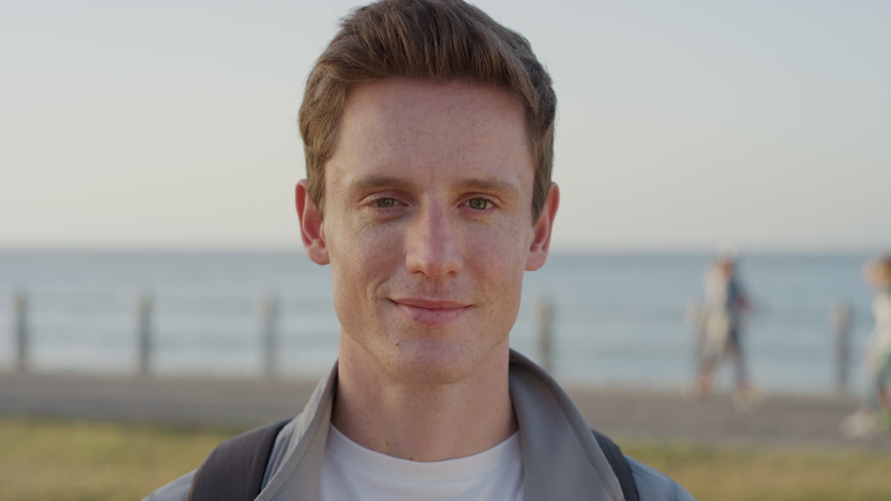retrato de un joven encantador estudiante sonriendo coqueteando disfrutando de un estilo de vida feliz y relajado en las vacaciones de verano en el fondo del mar