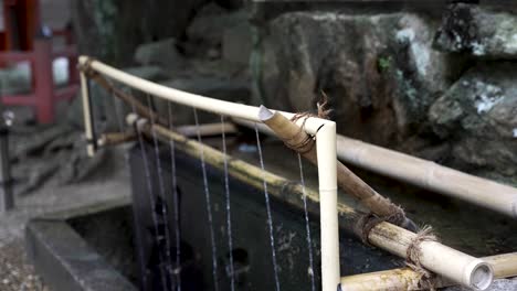 fuente de agua de bambú en nara