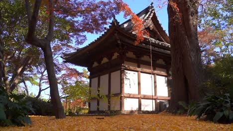 Unglaubliche-Herbstlandschaft-Mit-Traditionellem-Tempel-Und-Fallenden-Blättern