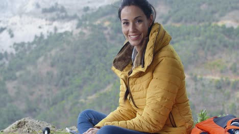 Mujer-Joven-Sonriente,-Caminatas-En-Las-Montañas