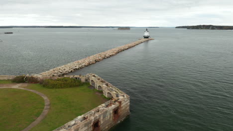 Wunderschöne-Luftaufnahme-Eines-Leuchtturms-An-Der-Casco-Bay-In-Der-Nähe-Von-Fort-Preble,-Maine