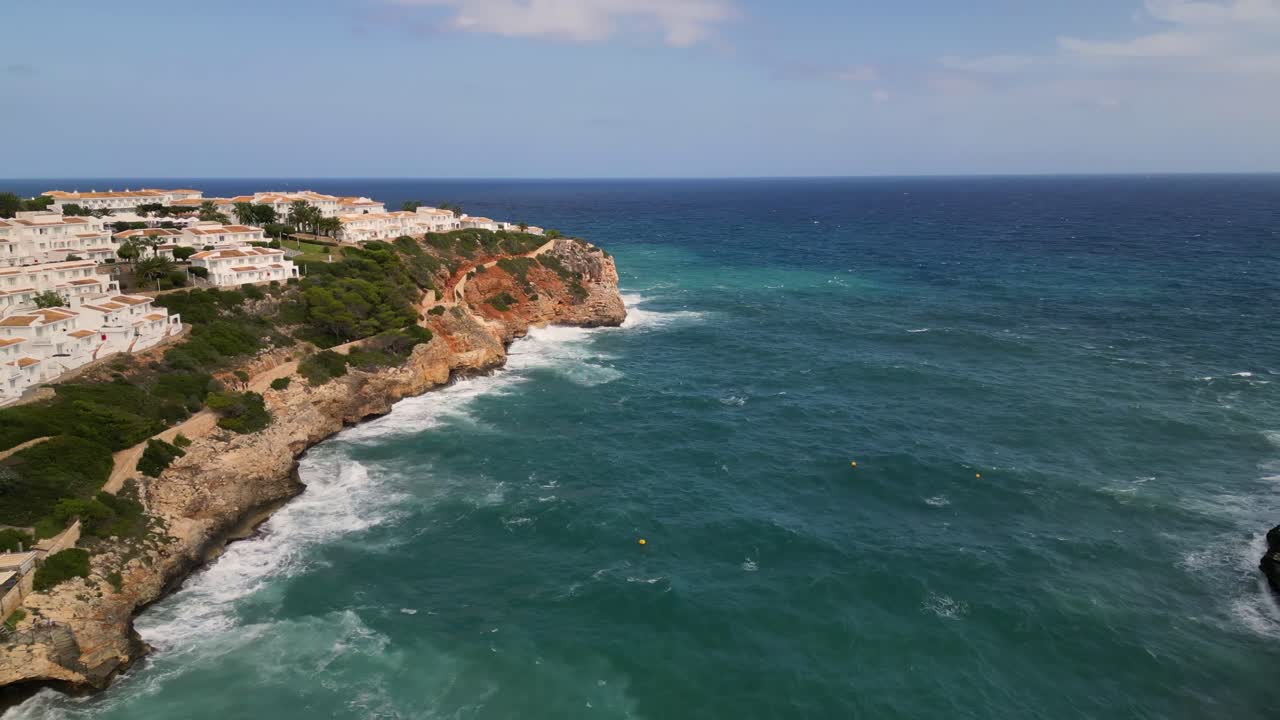 Ville costiere spagnole e onde spettacolari