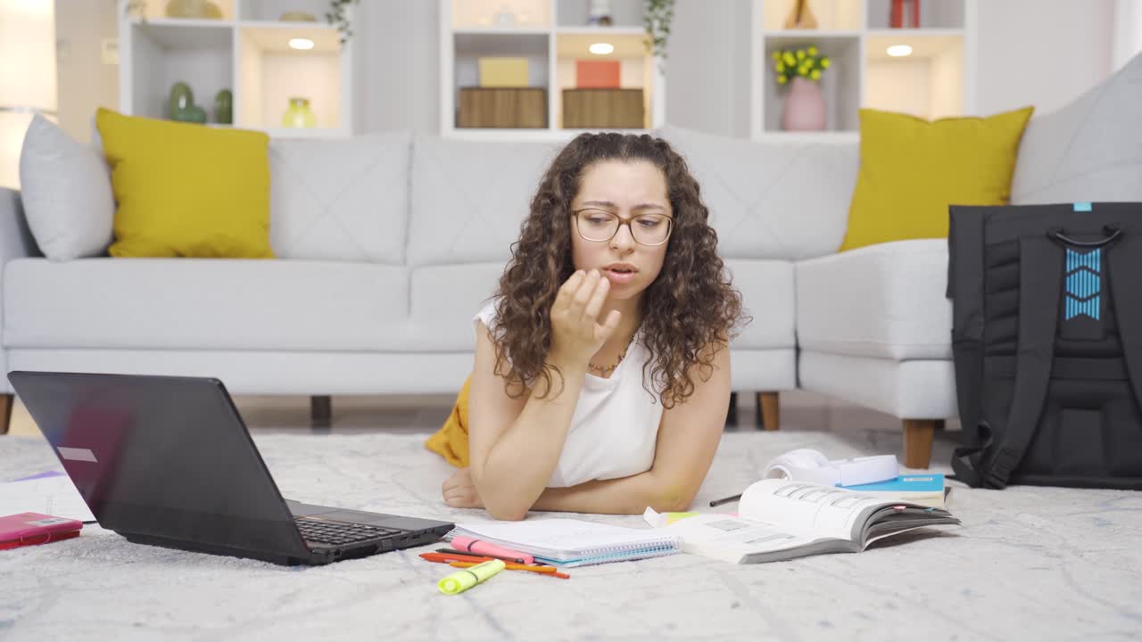 estudiante que sufre de dolor de muelas.