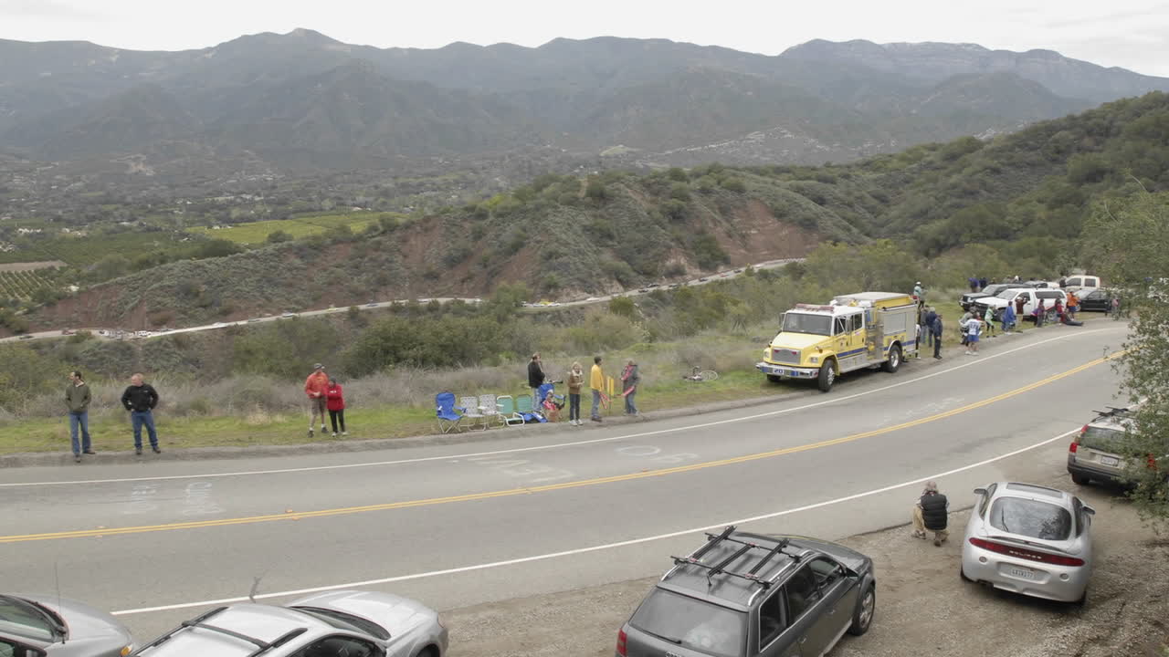 캘리포니아 오하이오에서 데니슨 등급을 통과하는 2008년 캘리포니아 자전거 경주 투어의 시간 경과 동안 슬로우 모션의 펠로톤