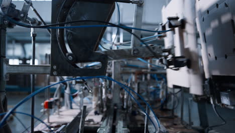 fabriek verpakking kartonnen machine het produceren van goederen bij moderne productie close-up