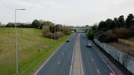 Die-Autobahn-Voller-Vorbeifahrender-Autos