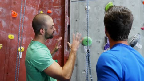 Männer-Interagieren-Beim-Bouldern-4k-Miteinander