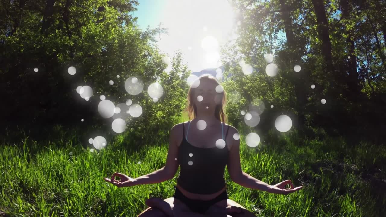 mujer practicando yoga en el bosque