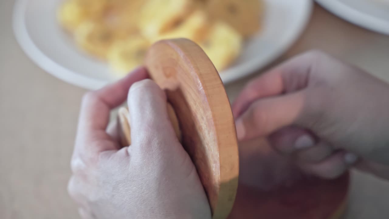 바나나 칩을 으깨는 식사 준비 과정