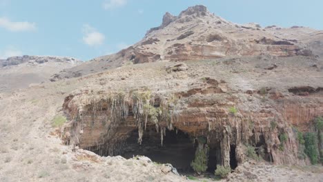 rara cueva en la inexplorada isla de socotra.