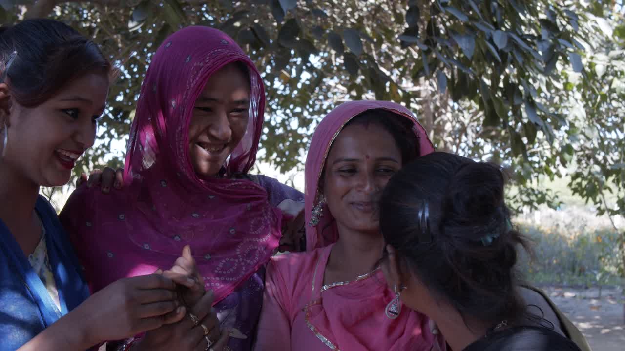 라자스탄 사람들은 인도의 색의 축제인 홀리를 축하하고 있습니다.